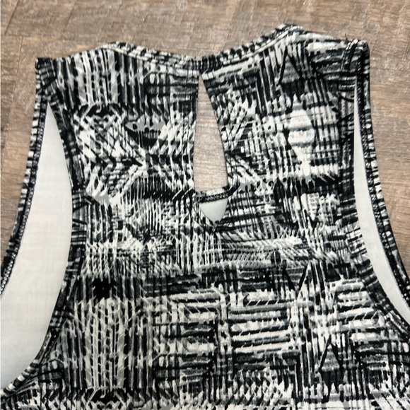 Women's Aztec Printed Scoop Neck Key Hole Black & White Crop Tank Top - Size XS - Picture 2 of 16